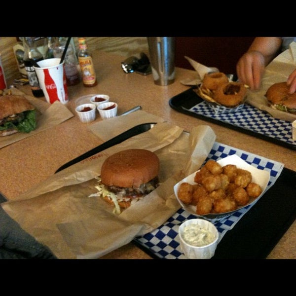 รูปภาพถ่ายที่ Blue Moon Burgers Capitol Hill โดย Andrew F. เมื่อ 6/25/2012