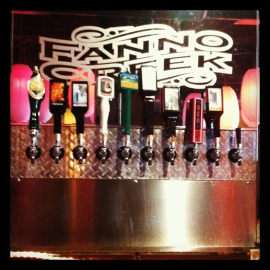 Foto diambil di Max&#39;s Fanno Creek Brew Pub oleh Katie R. pada 8/22/2012