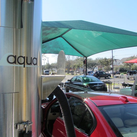 รูปภาพถ่ายที่ Aqua Hand Car Wash &amp; Detail (Montrose) โดย Kevin K. เมื่อ 3/17/2012