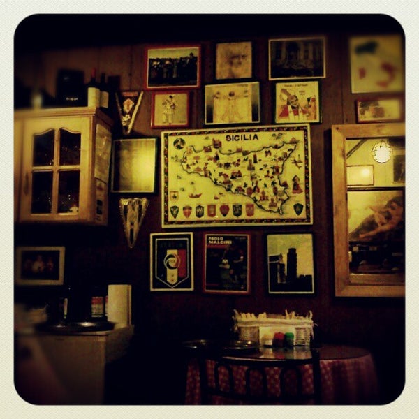 Foto diambil di Napoli Pizza &amp; Pasta oleh Yulia K. pada 6/22/2012