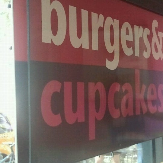 Foto tomada en Burgers &amp; Cupcakes  por Sharon N. el 7/26/2012