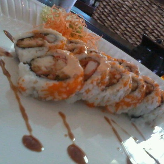 Das Foto wurde bei Galanga Thai Kitchen &amp; Sushi Bar von Becky L. am 3/14/2012 aufgenommen