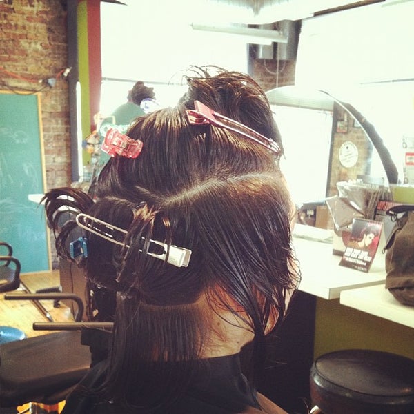 Foto tirada no(a) Milios Hair Studio por Katie L. em 8/15/2012