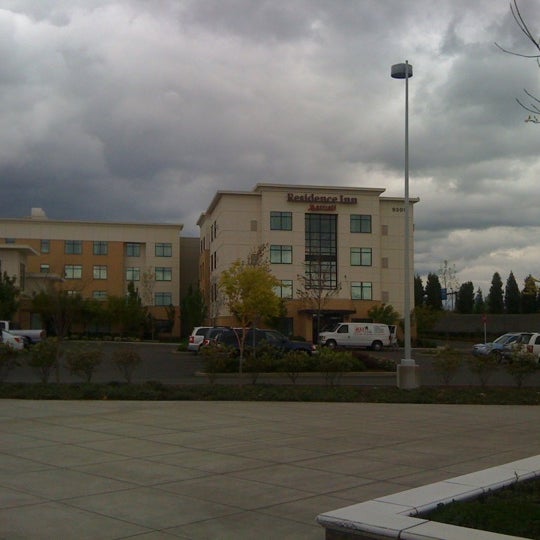 Снимок сделан в Residence Inn Portland Airport at Cascade Station пользователем Moses B. 4/27/2012