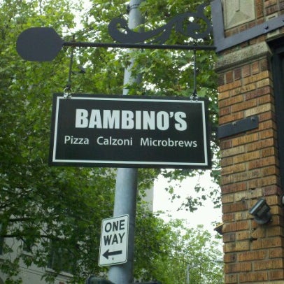 รูปภาพถ่ายที่ Bambinos Pizzeria โดย Beer J. เมื่อ 6/13/2012
