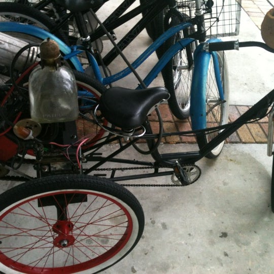 4/29/2012にSlimJenkinsがMiami Bike Shop.Coで撮った写真