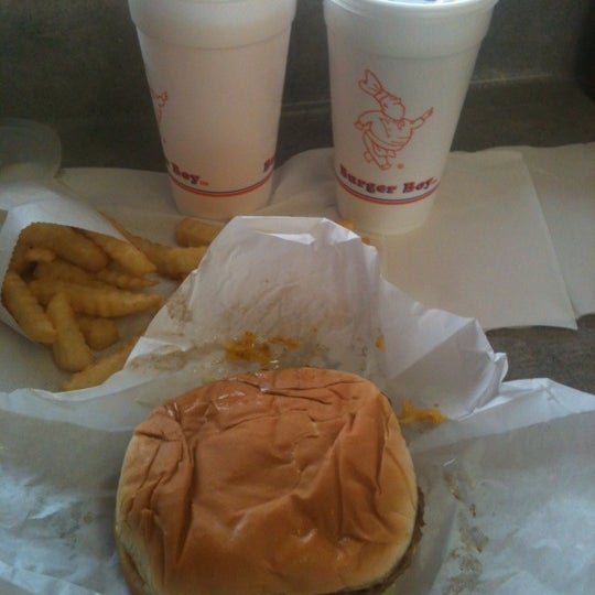 รูปภาพถ่ายที่ Burger Boy โดย Joel R. เมื่อ 9/1/2012