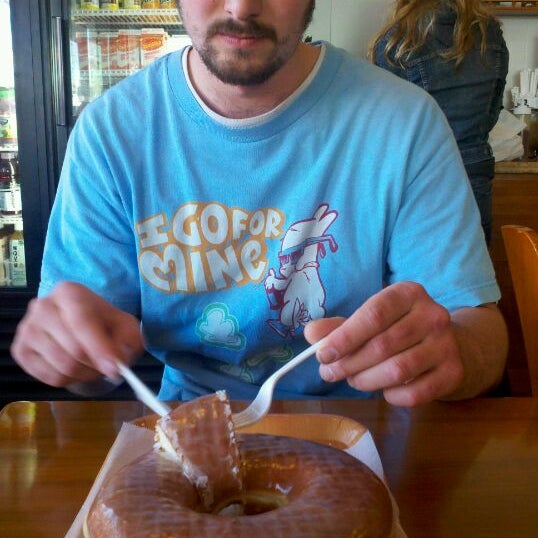 Foto tomada en Uncle Benny&#39;s Donut &amp; Bagel  por Elaine S. el 5/20/2012