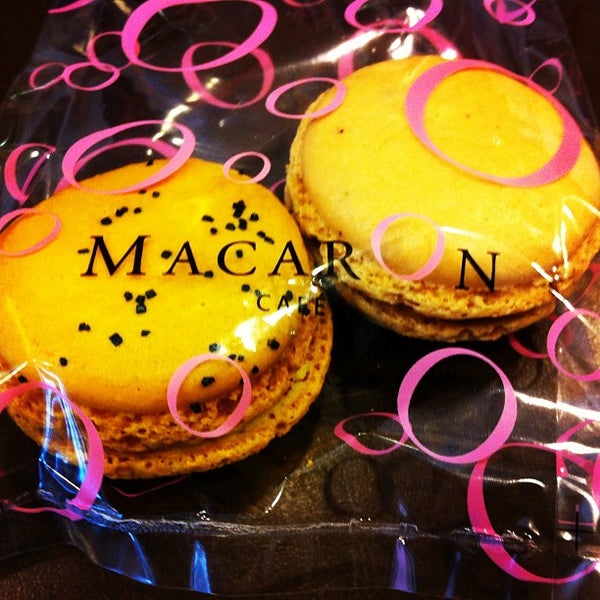 รูปภาพถ่ายที่ Macaron Café โดย Robert S. เมื่อ 5/5/2012