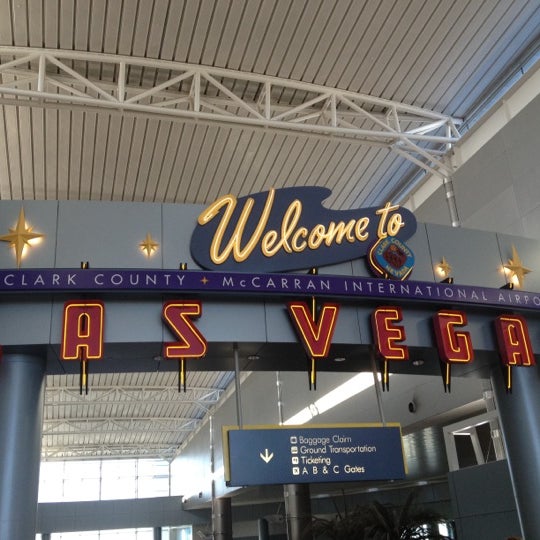 Foto scattata a &quot;Welcome to Las Vegas&quot; Sign da Mansour 1. il 6/15/2012