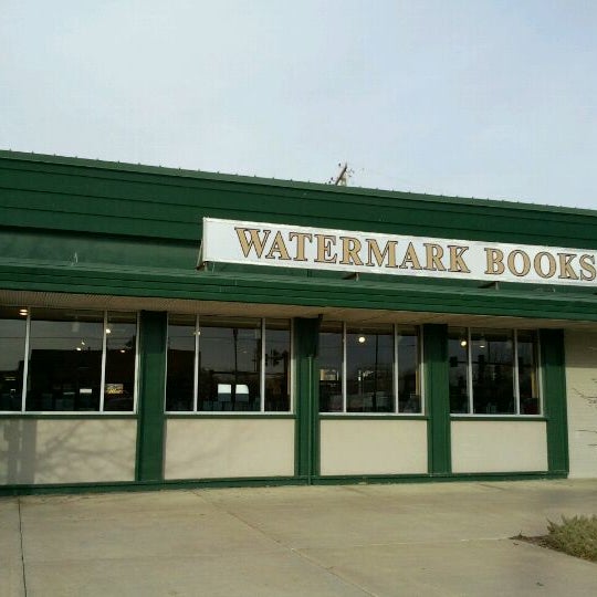 2/2/2012にChauntel E.がWatermark Books &amp; Cafeで撮った写真