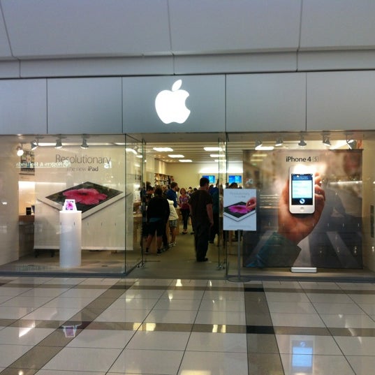 Apple Woodland Electronics Store in Grand Rapids