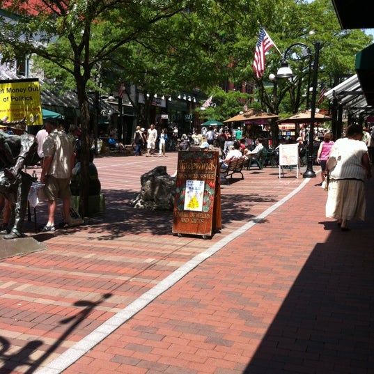 รูปภาพถ่ายที่ Burlington Town Center โดย Dana I. เมื่อ 6/9/2012
