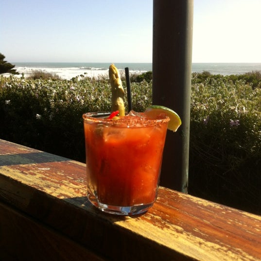 4/2/2012 tarihinde Tracyziyaretçi tarafından Moonstone Beach Bar &amp; Grill'de çekilen fotoğraf