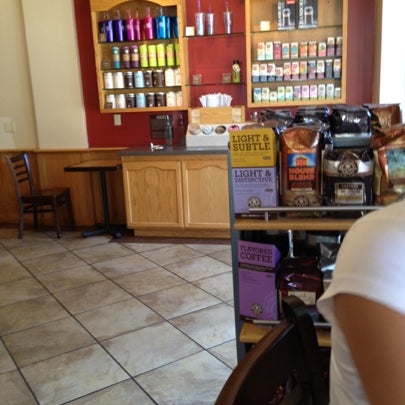 Photo taken at The Coffee Bean &amp; Tea Leaf by Francesco D. on 7/27/2012