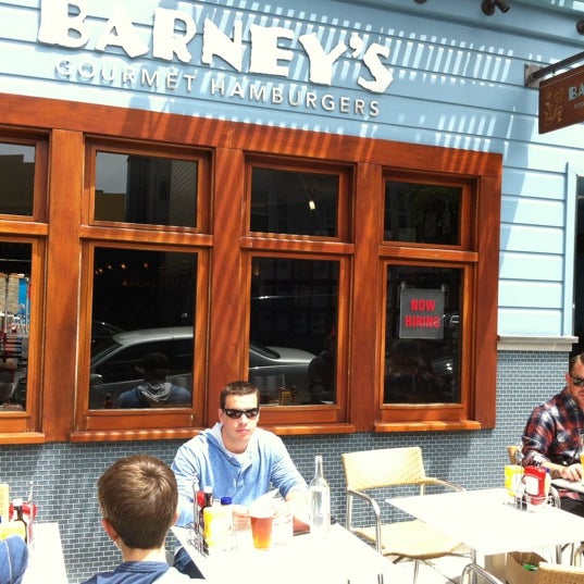 Снимок сделан в Barney&#39;s Gourmet Hamburgers пользователем Bob Q. 7/25/2012