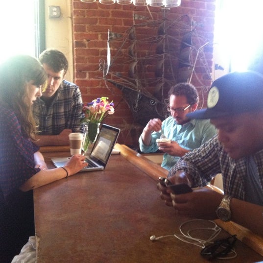 4/27/2012 tarihinde Kendrick J.ziyaretçi tarafından Blind Dog Cafe'de çekilen fotoğraf