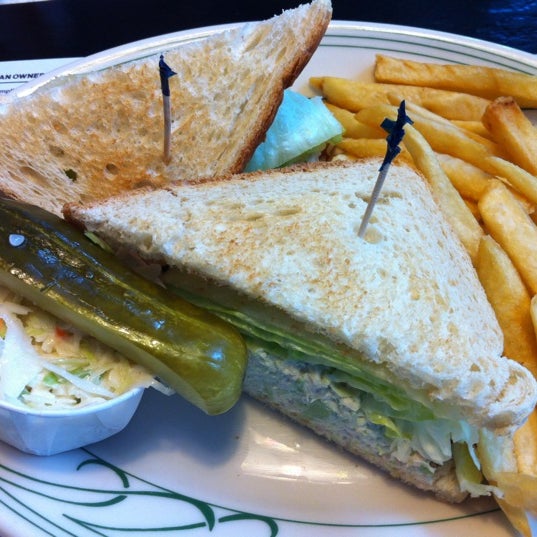 Снимок сделан в Hillsborough Star Diner &amp; Restaurant пользователем Gabi 3/9/2012