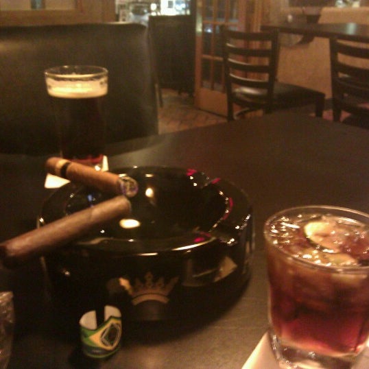 Foto tirada no(a) Elite Cigar Cafe por Steve K. em 8/26/2012