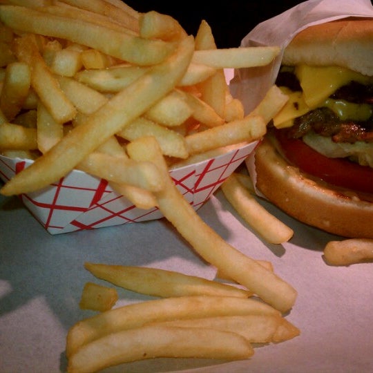 Foto tomada en Willie&#39;s Burgers  por Barrett el 7/9/2012