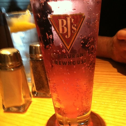 Photo prise au BJ&#39;s Restaurant &amp; Brewhouse par Carrie le8/23/2012