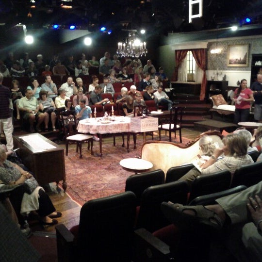 Das Foto wurde bei Hale Center Theater Orem von Jonathan G. am 9/9/2012 aufgenommen