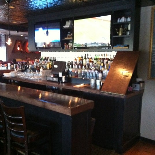 Foto diambil di The League Kitchen &amp; Tavern oleh CentralTexas R. pada 7/2/2012