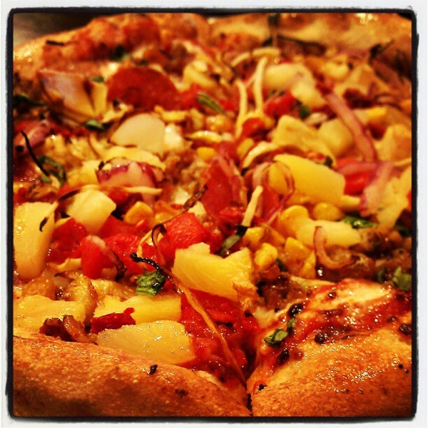 Foto tomada en Top It Pizza  por Long T. el 5/11/2012
