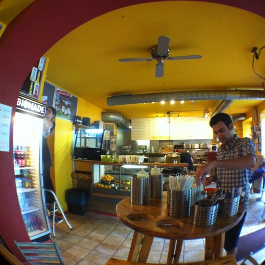 7/11/2012 tarihinde Eikeziyaretçi tarafından Yellow Sunshine Burger'de çekilen fotoğraf