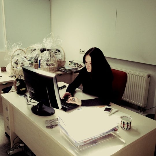 Girl 1998. шанель ривера модель. связи с общественностью в гостиничном бизнесе. девушка пиарщик картинка. азиатка смеется.