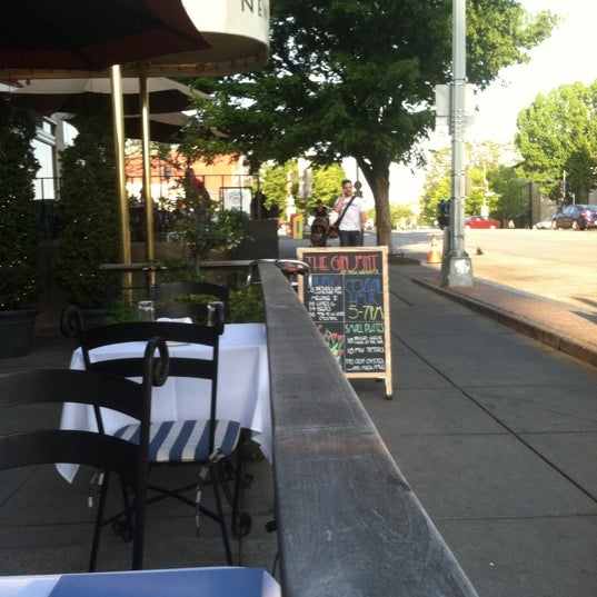 4/19/2012 tarihinde Shafer B.ziyaretçi tarafından New Heights Restaurant'de çekilen fotoğraf