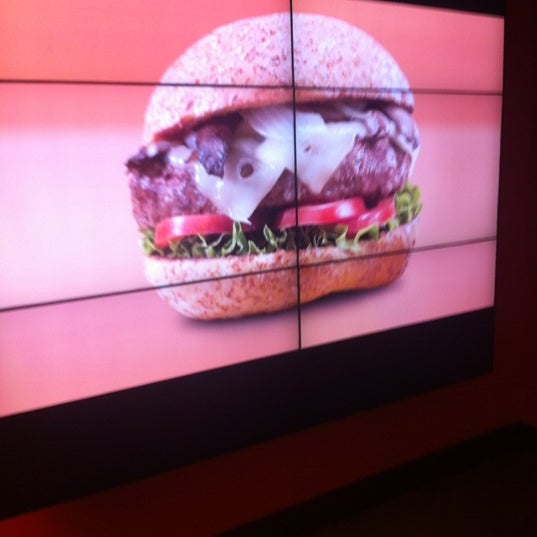 Foto tomada en be right burger™  por Walt el 2/23/2012