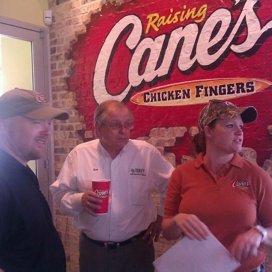 Foto tirada no(a) Raising Cane&#39;s Chicken Fingers por Mark E. em 6/14/2012