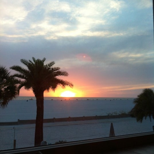 Снимок сделан в Page Terrace Beachfront Hotel пользователем Matthew W. 3/30/2012