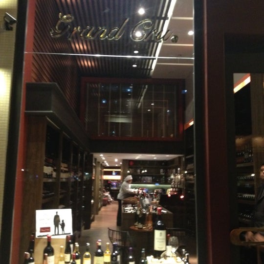 Photo taken at D&#39;Vinos - Wine Store by Rafael A. on 8/11/2012
