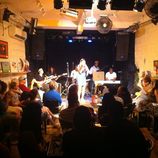 Foto tomada en Bruckner Bar &amp; Grill  por fromTheBronx 4sq Page el 6/22/2012