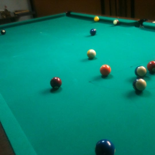 Photo taken at Queen&#39;s Snooker Burger Bar by Eder A. on 7/21/2012