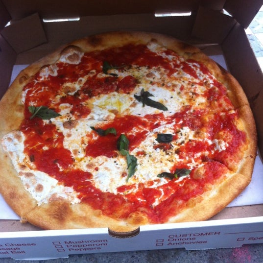 Foto scattata a Patsy&#39;s Pizzeria da Christopher L. il 6/1/2012