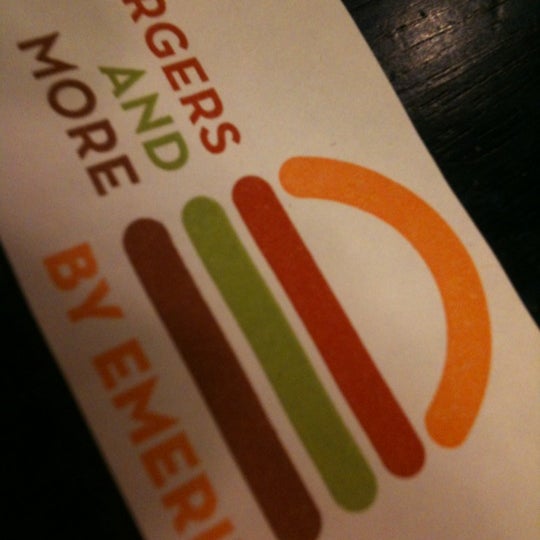 Das Foto wurde bei Burgers and More by Emeril von Chad am 3/27/2012 aufgenommen