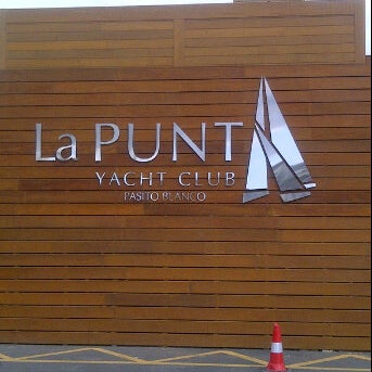 Das Foto wurde bei La Punta Yacht Club Pasito Blanco von Amit H. am 4/6/2012 aufgenommen
