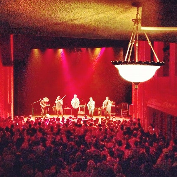 Foto scattata a The Jefferson Theater da Todd W. il 4/23/2012