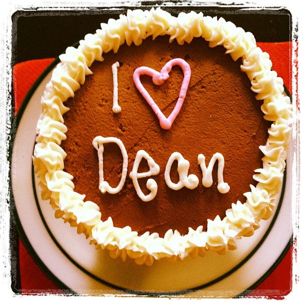 Photo taken at Cupcakes on Denman by Dean N. on 5/18/2012