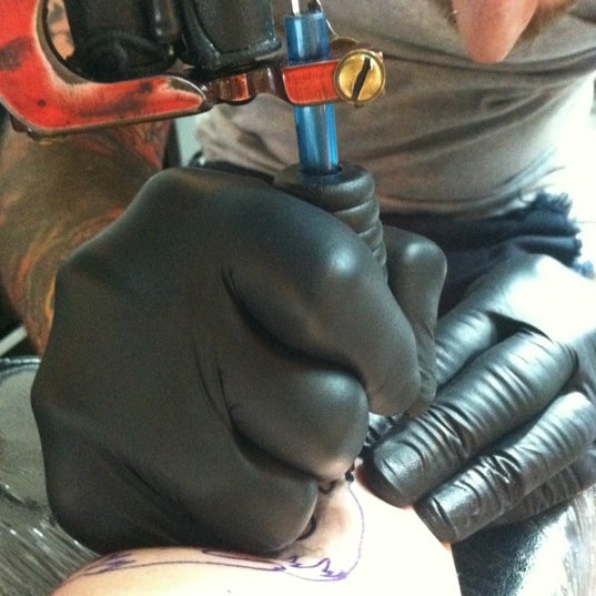 Das Foto wurde bei Royal Flesh Tattoo and Body Piercing von Katie T. am 5/7/2012 aufgenommen
