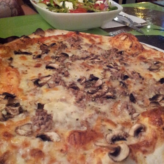 Foto scattata a Messié Pizza da Pelija il 8/6/2012