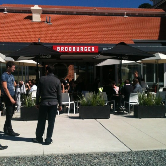 รูปภาพถ่ายที่ Brodburger โดย Dave H. เมื่อ 4/13/2012