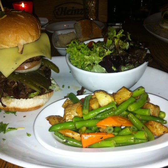 4/18/2012 tarihinde Tolga N.ziyaretçi tarafından Cadde Restaurant &amp; Bar'de çekilen fotoğraf