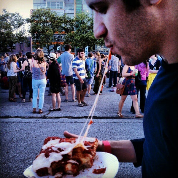 รูปภาพถ่ายที่ Valducci&#39;s Pizza and Catering โดย Pam ☕️ O. เมื่อ 6/16/2012