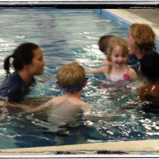 รูปภาพถ่ายที่ Tom Dolan Swim School โดย Anthony W. เมื่อ 4/22/2012