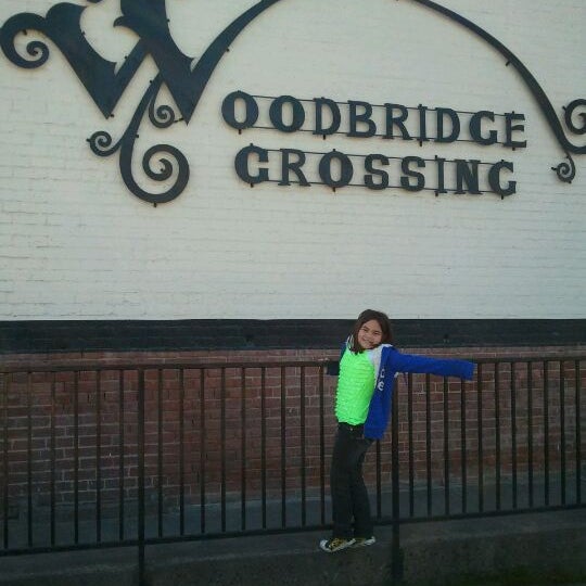 Foto tomada en Woodbridge Crossing  por Kristen G. el 2/12/2012