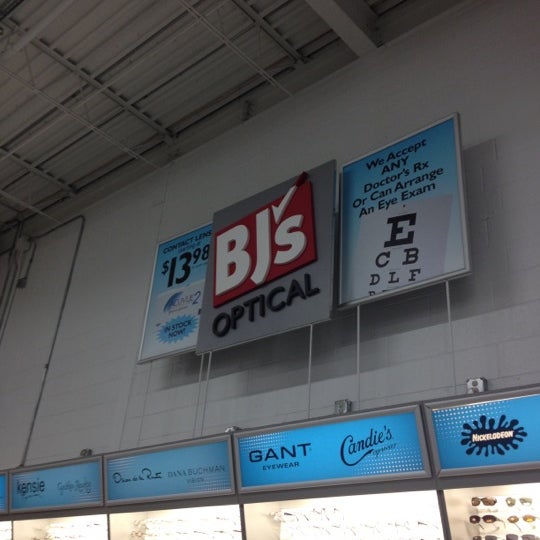 BJ's Wholesale Club Downtown Dedham'da İndirimli Depo Mağazası